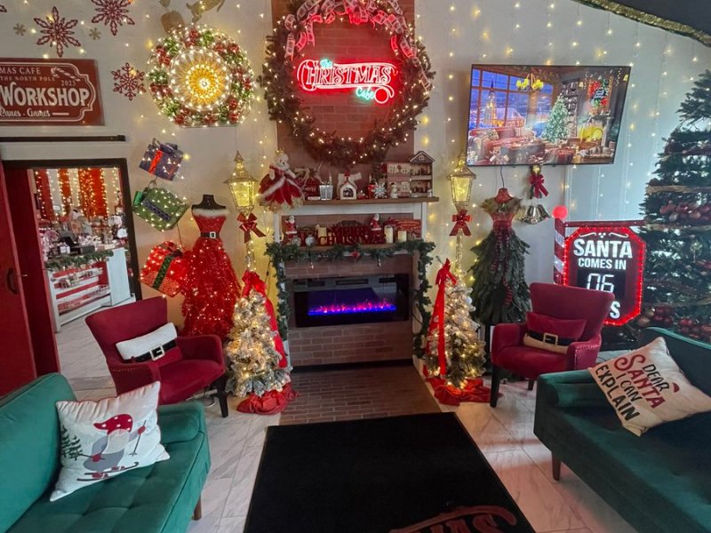 2 festive gems in Youngstown, Ohio — including 1 with Christmas cheer all&nbsp;year