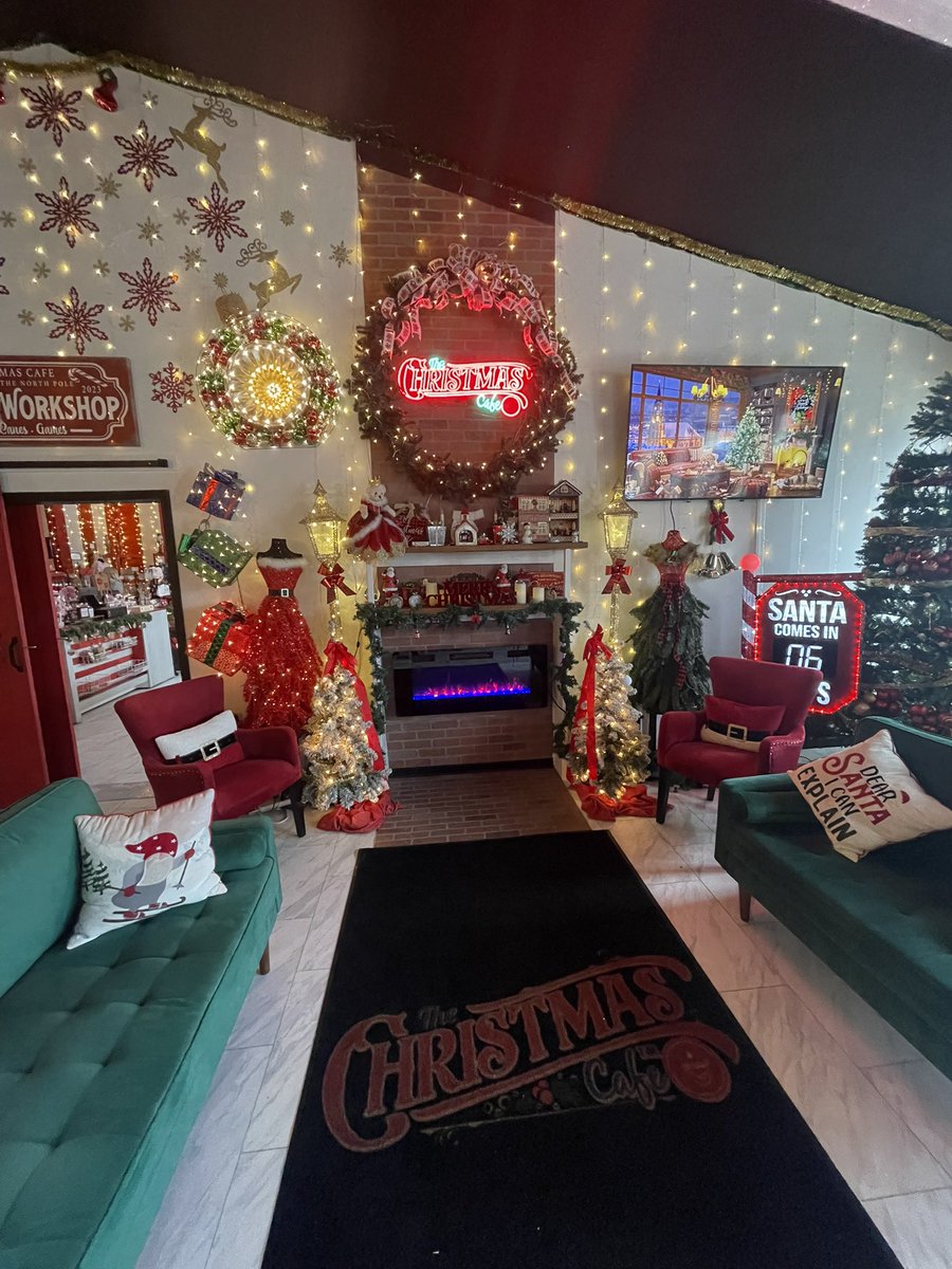 2 festive gems in Youngstown, Ohio — including 1 with Christmas cheer all&nbsp;year