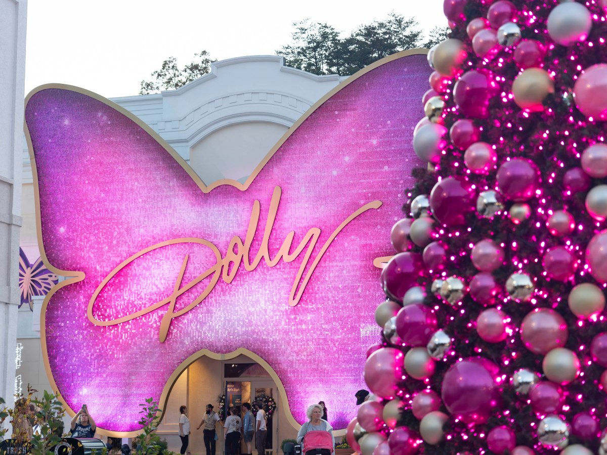 Tennessee towns to honor Dolly Parton at Christmas&nbsp;parade