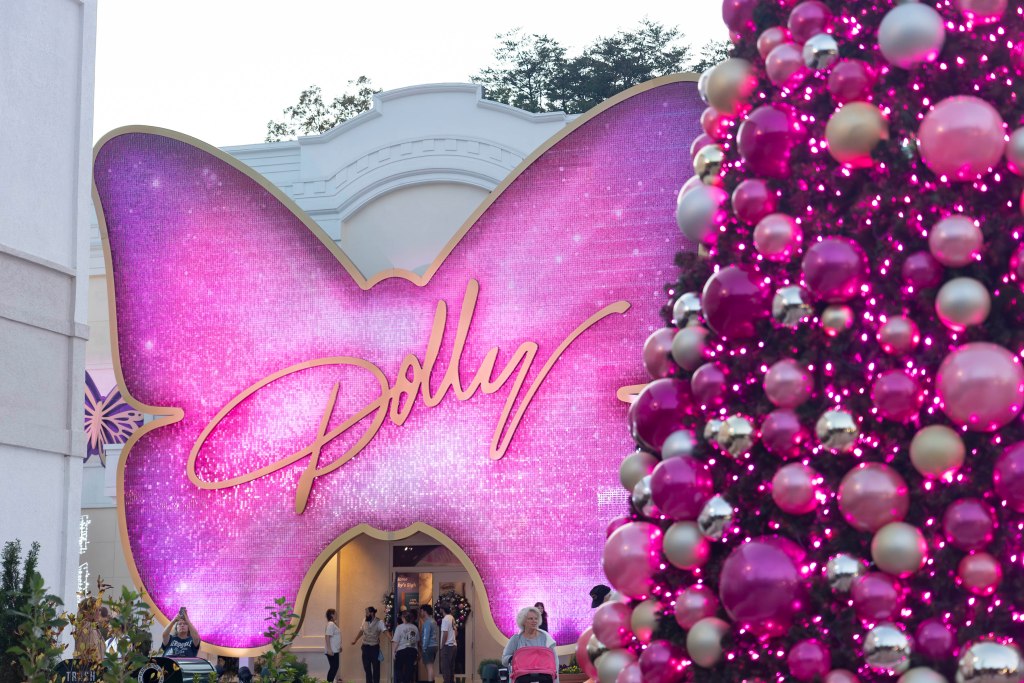 Tennessee towns to honor Dolly Parton at Christmas&nbsp;parade